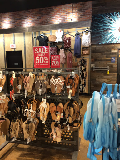 Clothing Store «Tillys», reviews and photos, 343 N Alafaya Trail, Orlando, FL 32828, USA