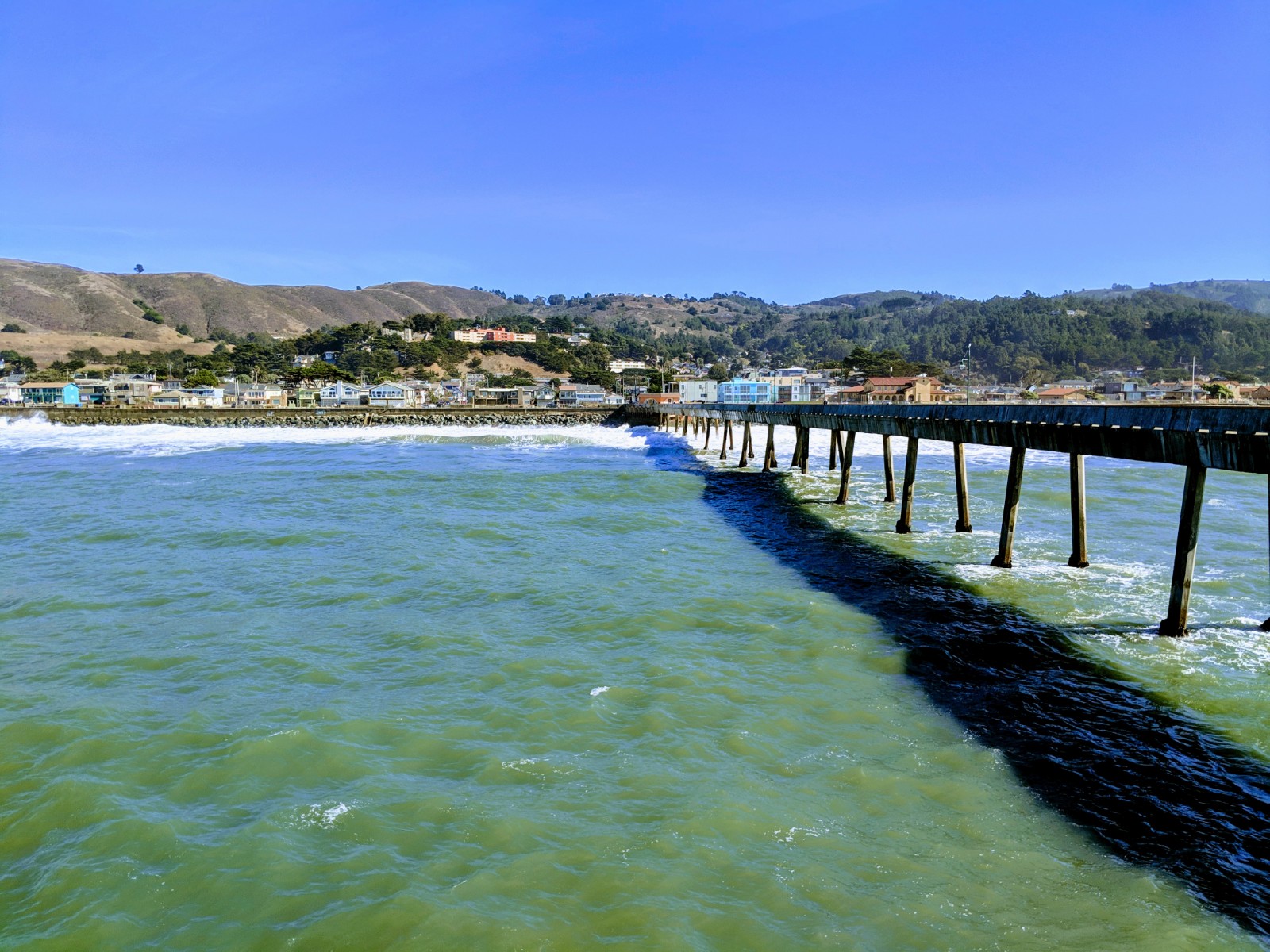 Foto av Pacifica Beach Park omgiven av klippor