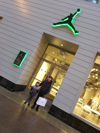 Shoe Store «Footaction», reviews and photos, 32 S State St, Chicago, IL 60603, USA