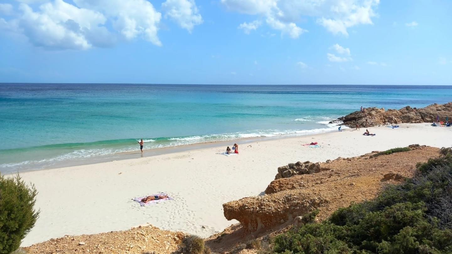 Foto von Pinus Village Beach mit feiner weißer sand Oberfläche