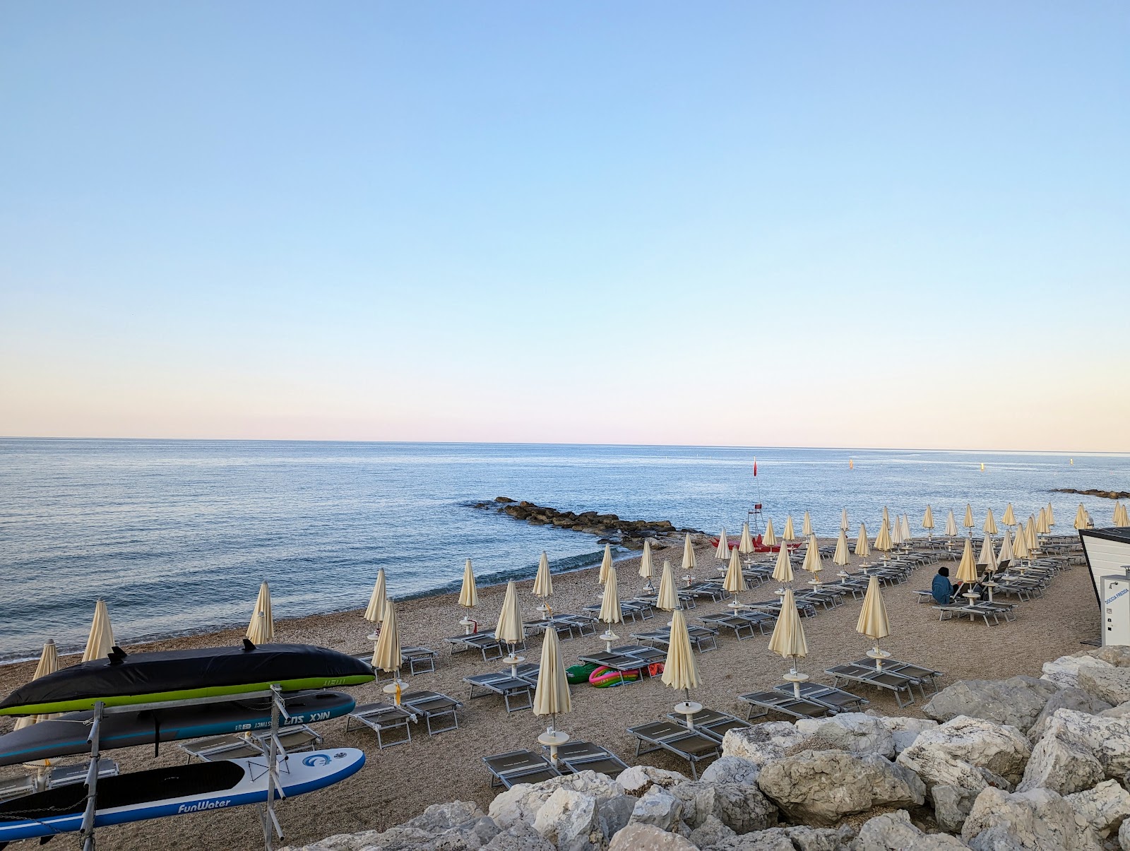 Fotografija Spiaggia dei Scossicci z dolga ravna obala