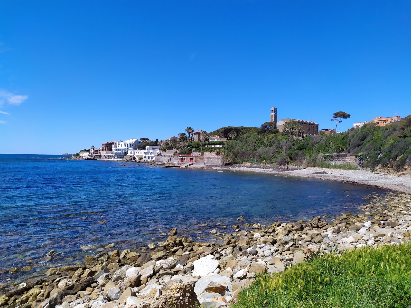 Photo de Santa Marinella porto avec roches de surface