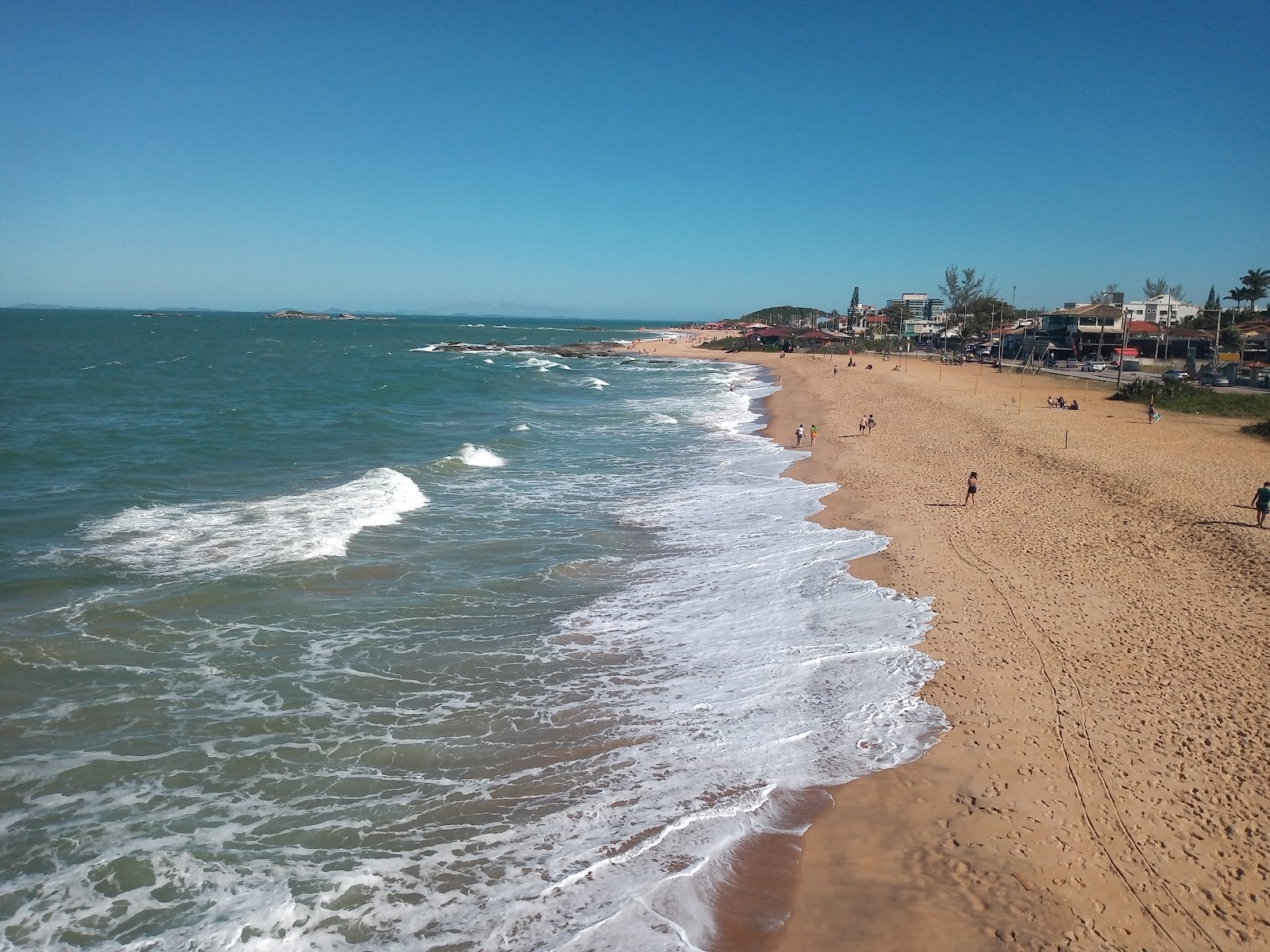 Foto de Playa Costa Azul con agua cristalina superficie