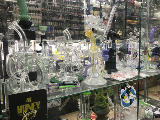 Tobacco Shop «The Hub Smoke Shop & Gifts», reviews and photos, 6410 N Oak Trafficway, Kansas City, MO 64118, USA