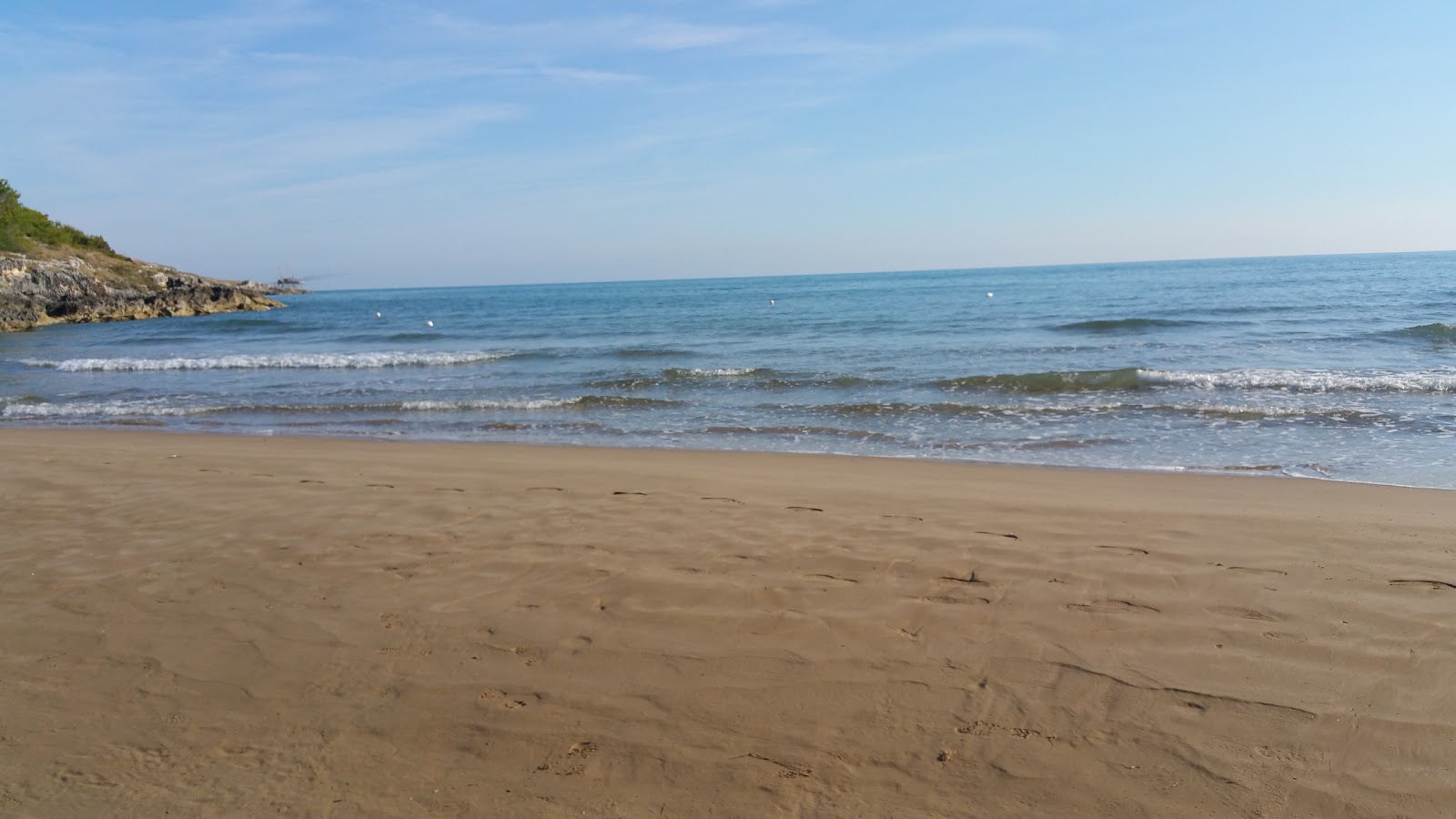 Foto van Spiaggia di Braico ondersteund door kliffen