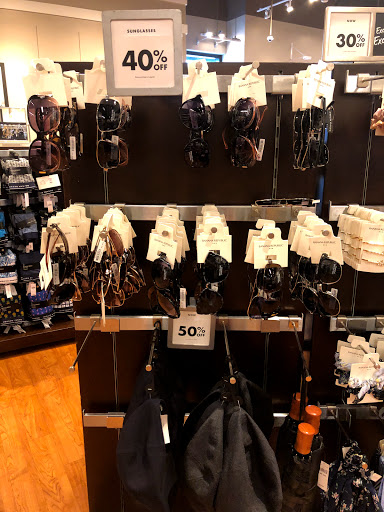 Clothing Store «Banana Republic Factory Store», reviews and photos, 407 N Alafaya Trail, Orlando, FL 32828, USA