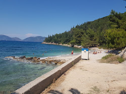 Photo de Loutro beach protégé par des falaises