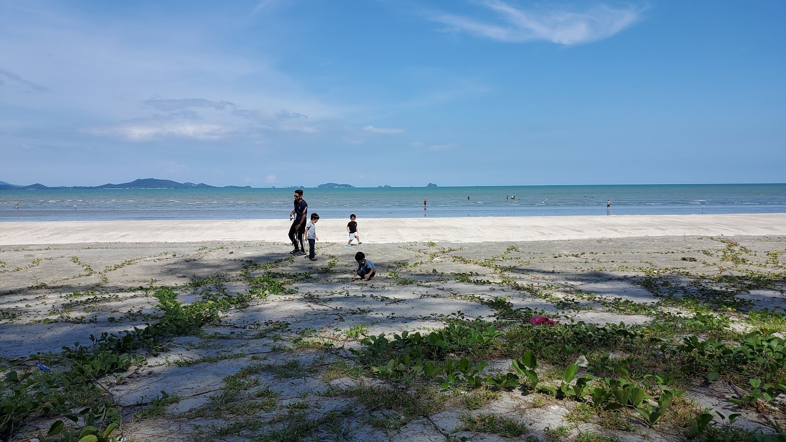 Valokuva Tanjung Leman Beachista. - suosittu paikka rentoutumisen tuntijoille