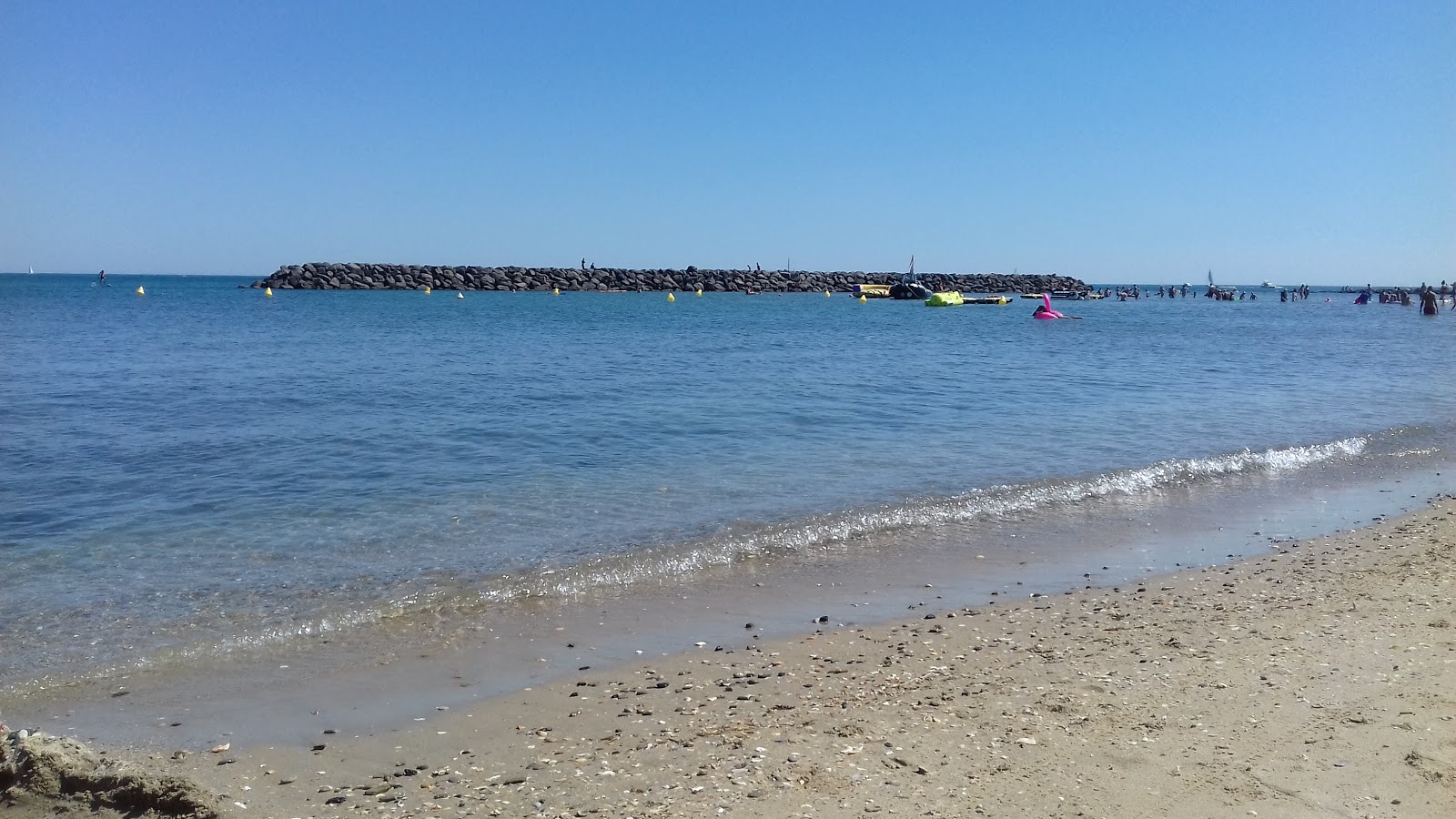 Le Mole beach'in fotoğrafı - rahatlamayı sevenler arasında popüler bir yer