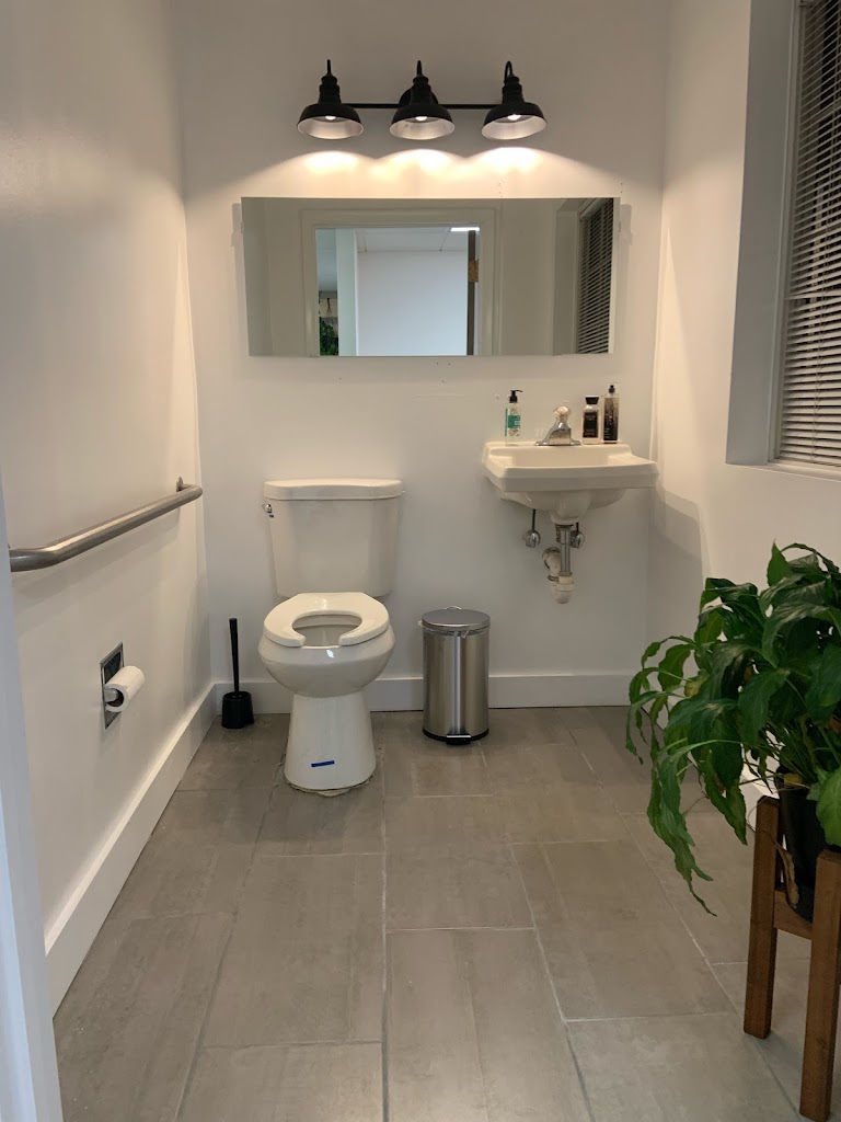 Mara's Wax Studio 21114