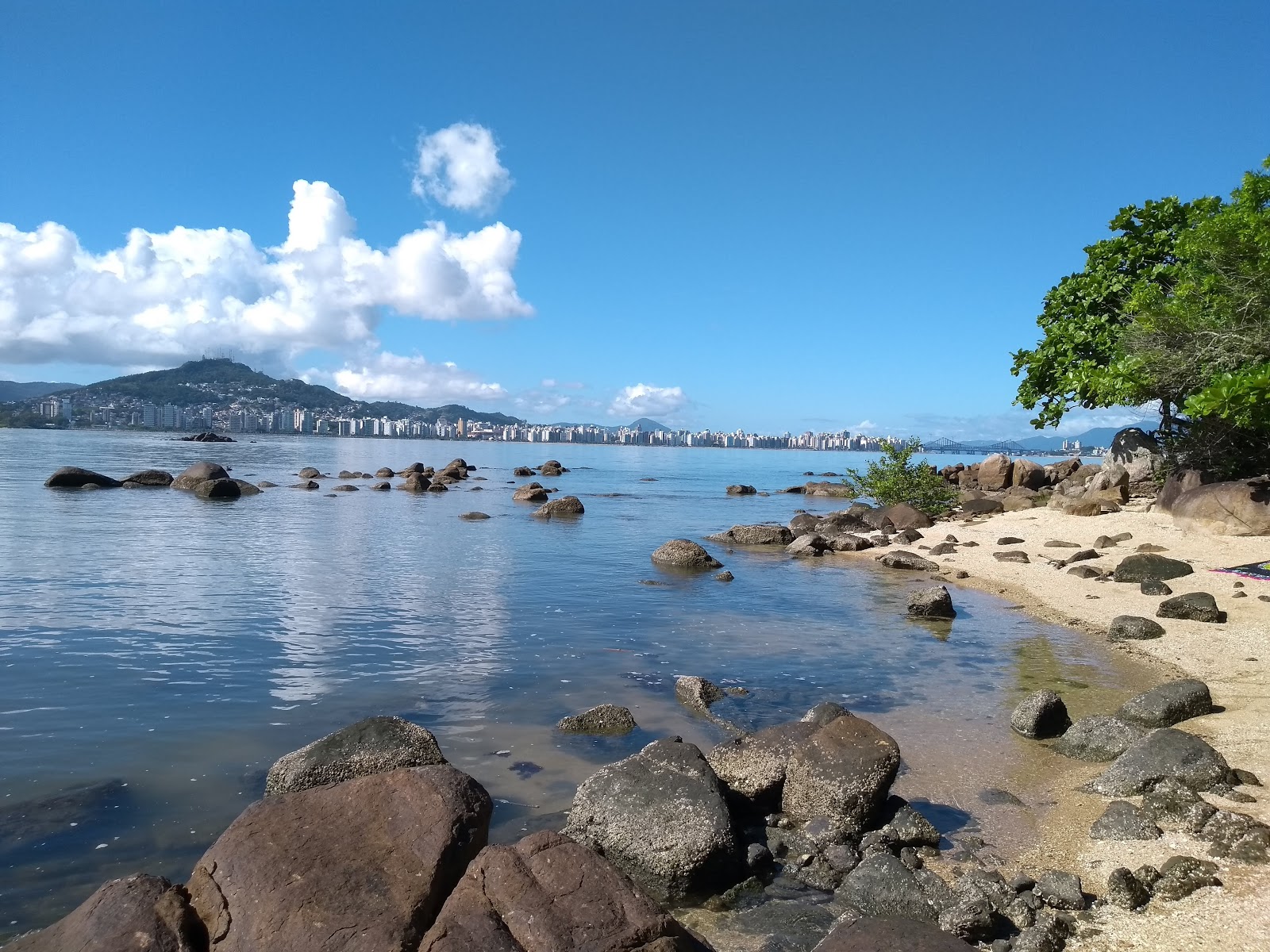 Praia da Ilha dos Guaras'in fotoğrafı düz bir kıyı şeridi ile birlikte