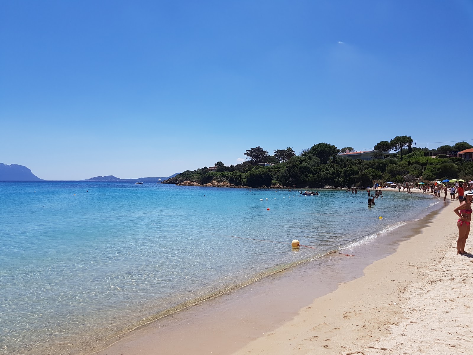 Foto di Spiaggia Cala Sassari con una superficie del sabbia beige fine