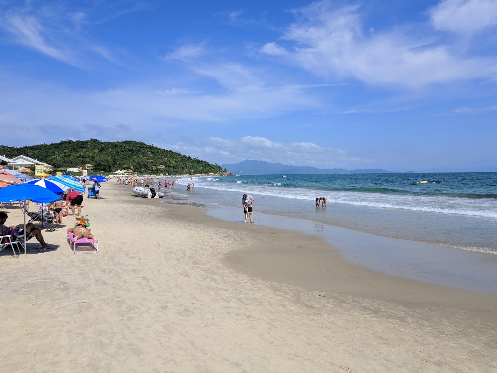 Foto van Strand van Ponta das Canas met recht en lang