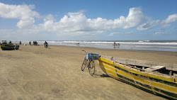 Photo de Zalala Beach avec rivage droit, long