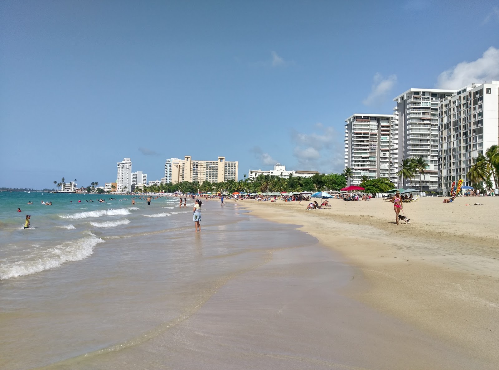 Fotografie cu Isla Verde beach cu o suprafață de apa turcoaz