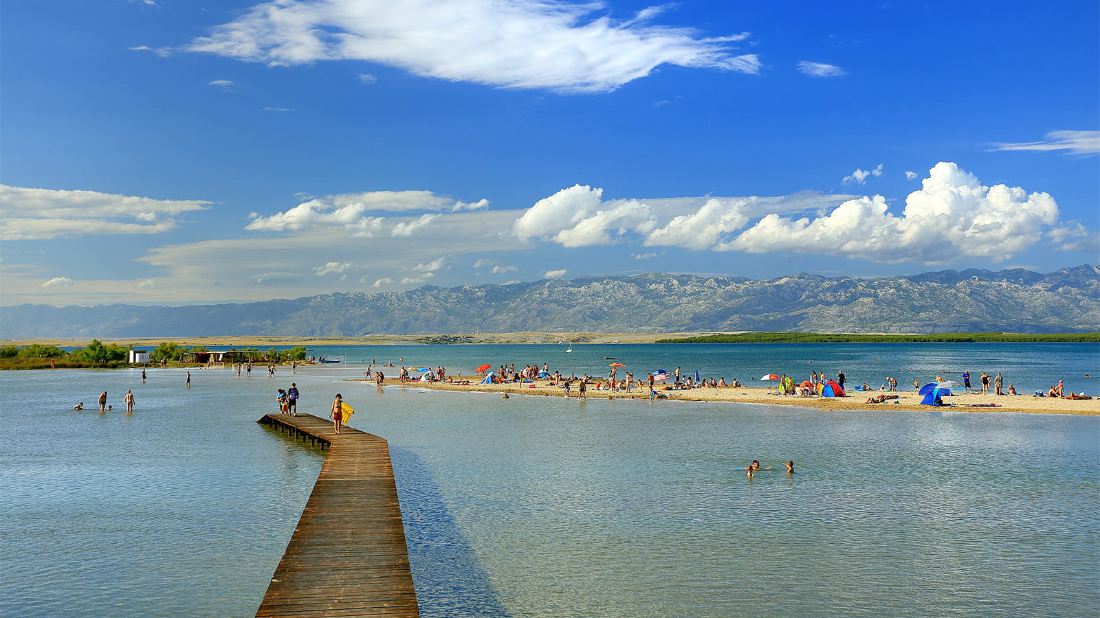 Foto de Kraljicina plaza com praia espaçosa