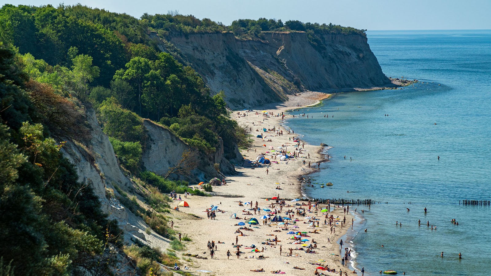 Fotografija Donskoe beach z turkizna voda površino