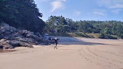 Zdjęcie Cloudpo Beach otoczony górami