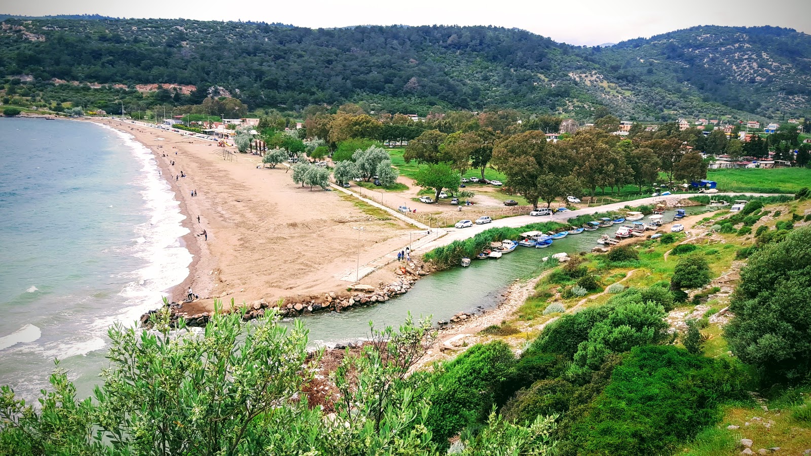 Foto de Ahmetbeyli Plaji con agua cristalina superficie