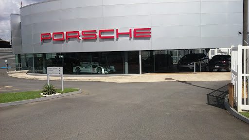Centro Porsche San Juan - Garage Europa / Gómez Hermanos Kennedy, LLC.