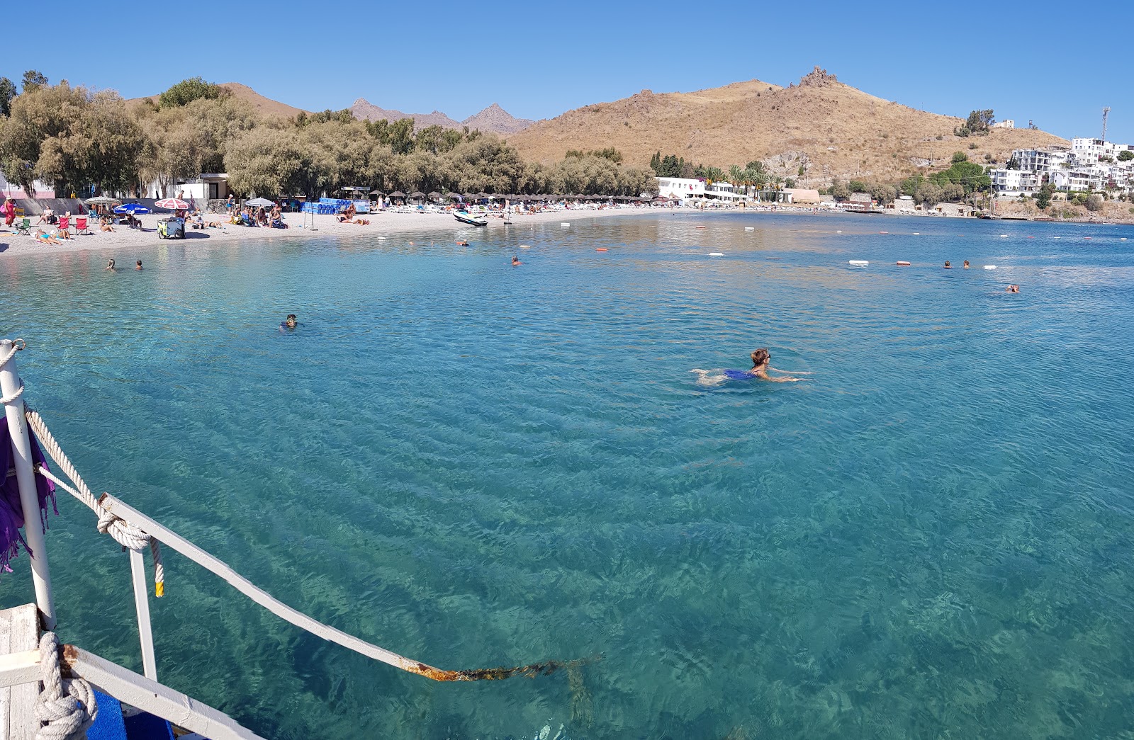 Foto von Akchabyuk Strand mit kleine, beiger kiesel Oberfläche