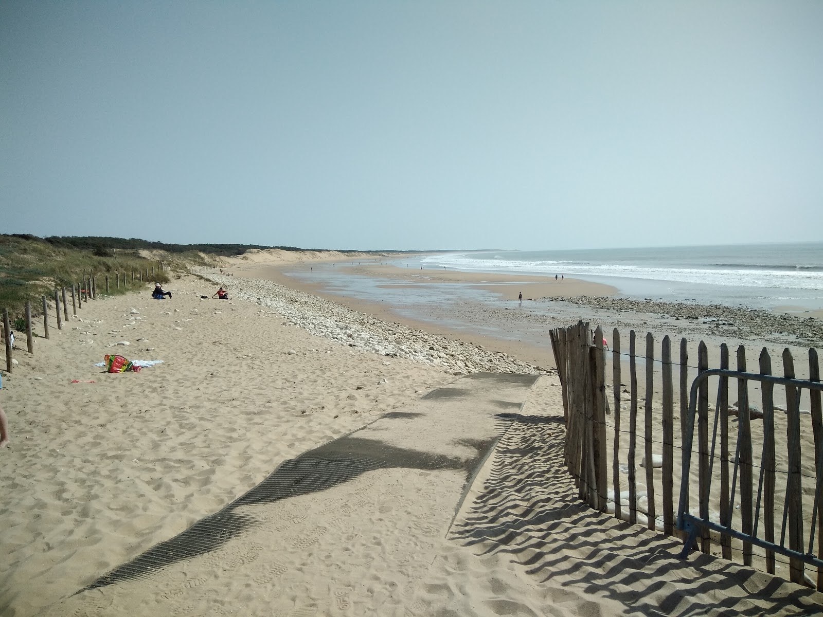 Foto de Rocher beach - lugar popular entre os apreciadores de relaxamento