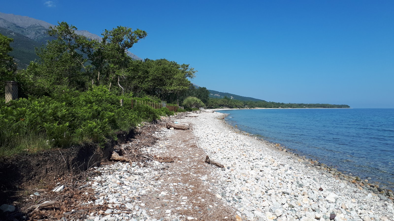 Fotografie cu Fonia beach cu o suprafață de pietre