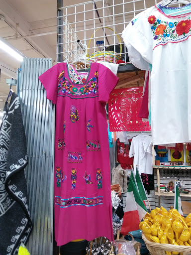 Flea Market «Fox Valley Flea Market», reviews and photos, 840 N State St, Elgin, IL 60123, USA