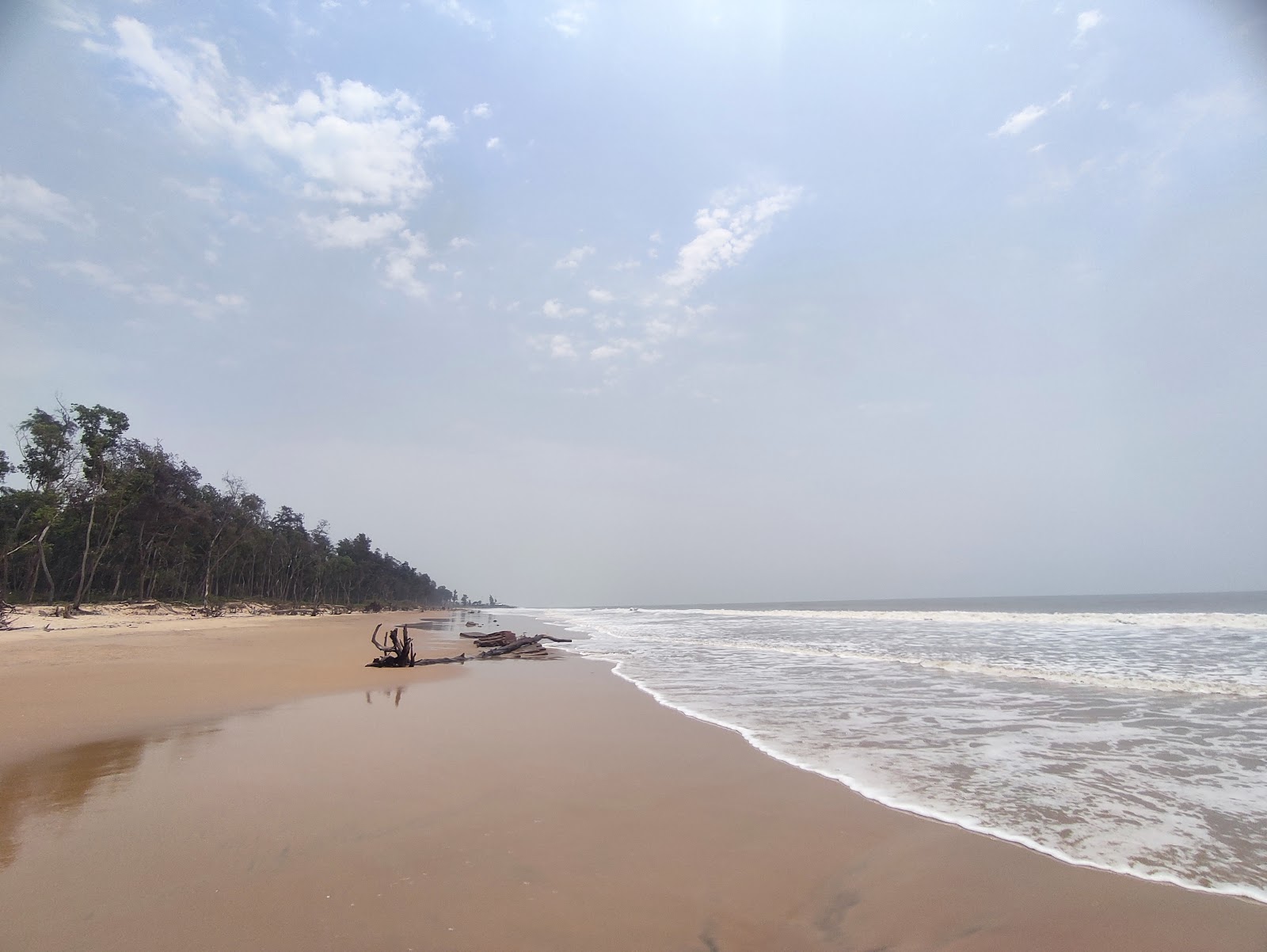 Photo de Kiagoria Beach avec rivage droit, long