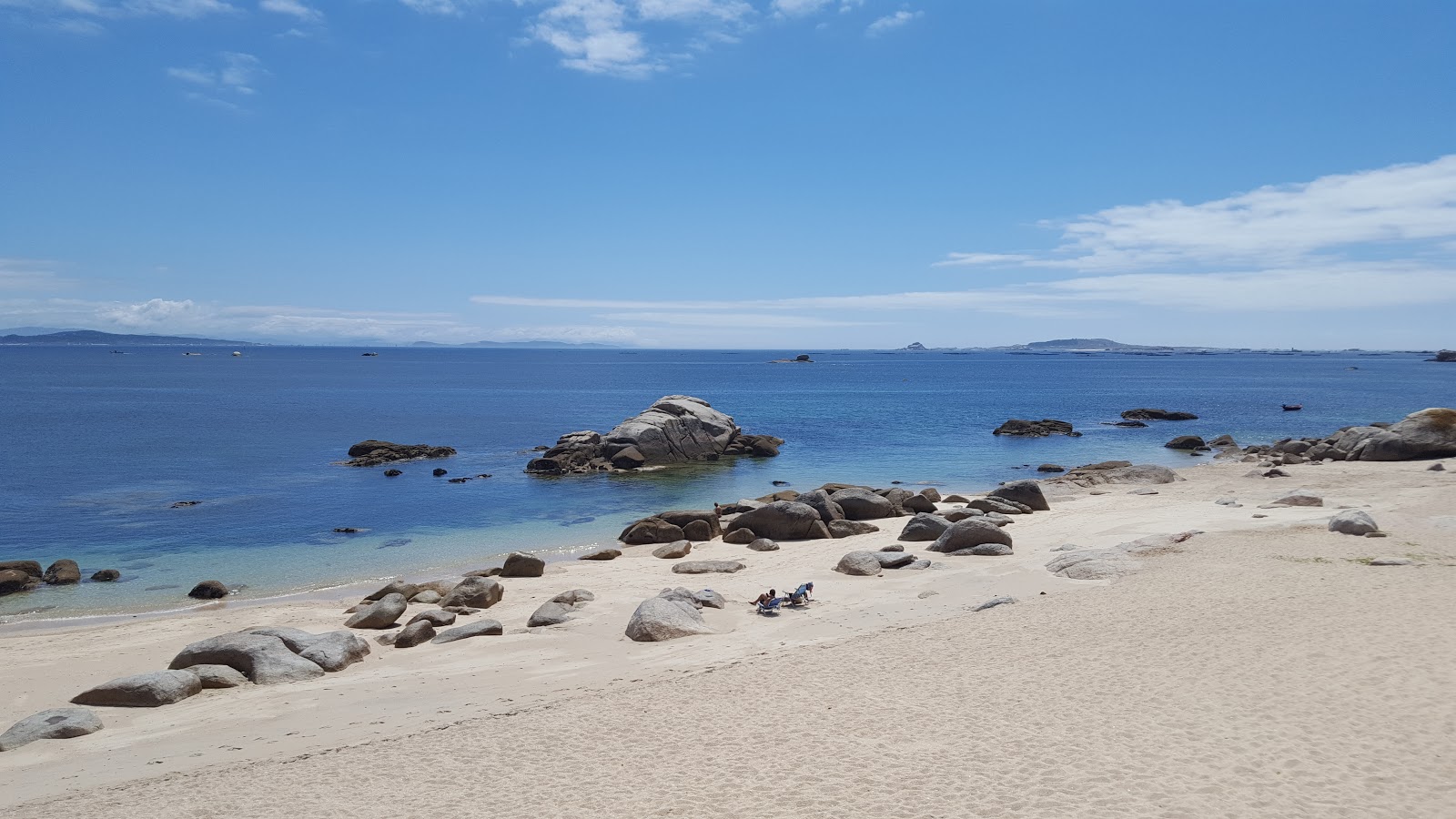 Mosqueiros beach'in fotoğrafı - rahatlamayı sevenler arasında popüler bir yer