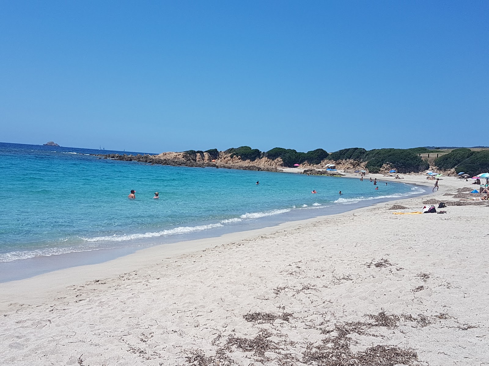 Foto de Saint-Antoine beach - lugar popular entre os apreciadores de relaxamento