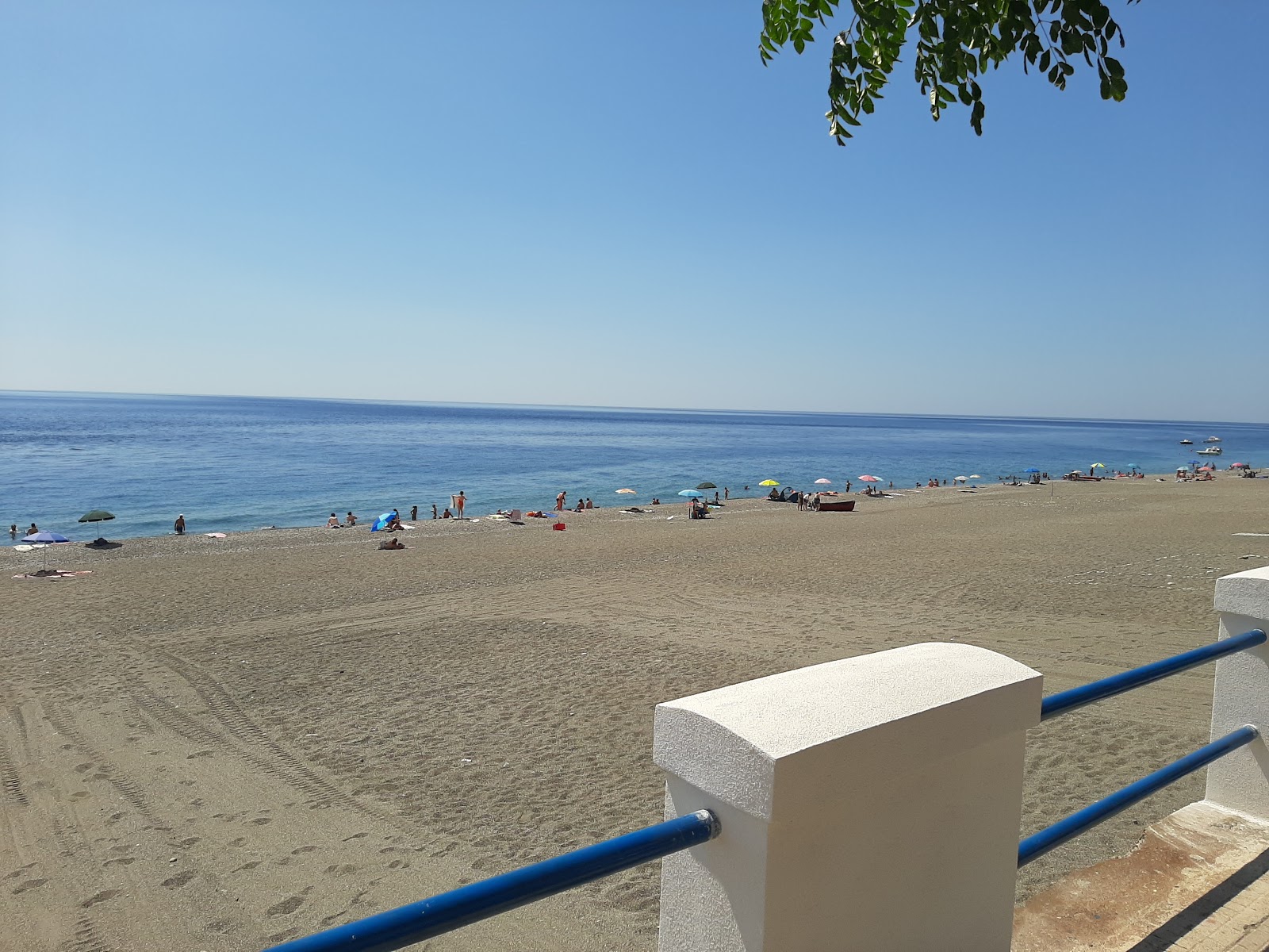 Foto von Ali Terme beach und die siedlung