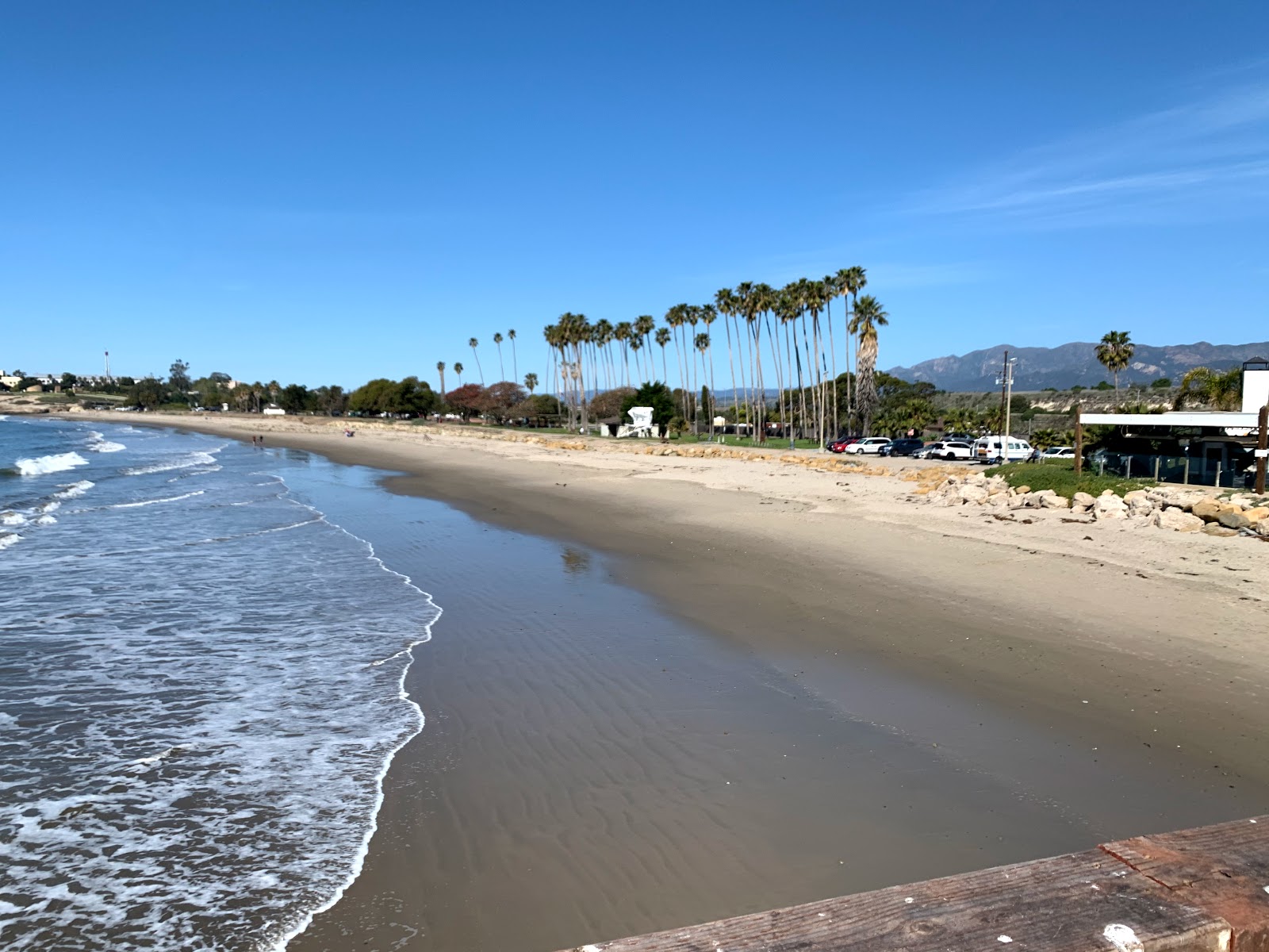 Goleta Beach的照片 带有明亮的沙子表面