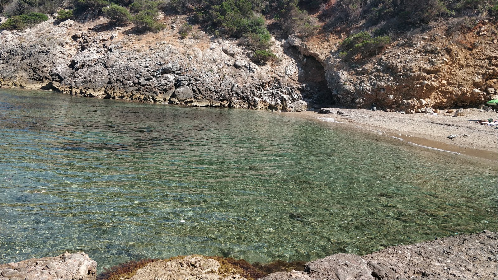 Pertuso Beach'in fotoğrafı dağlarla çevrili