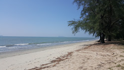 Photo de Talae Nok Beach avec rivage droit, long