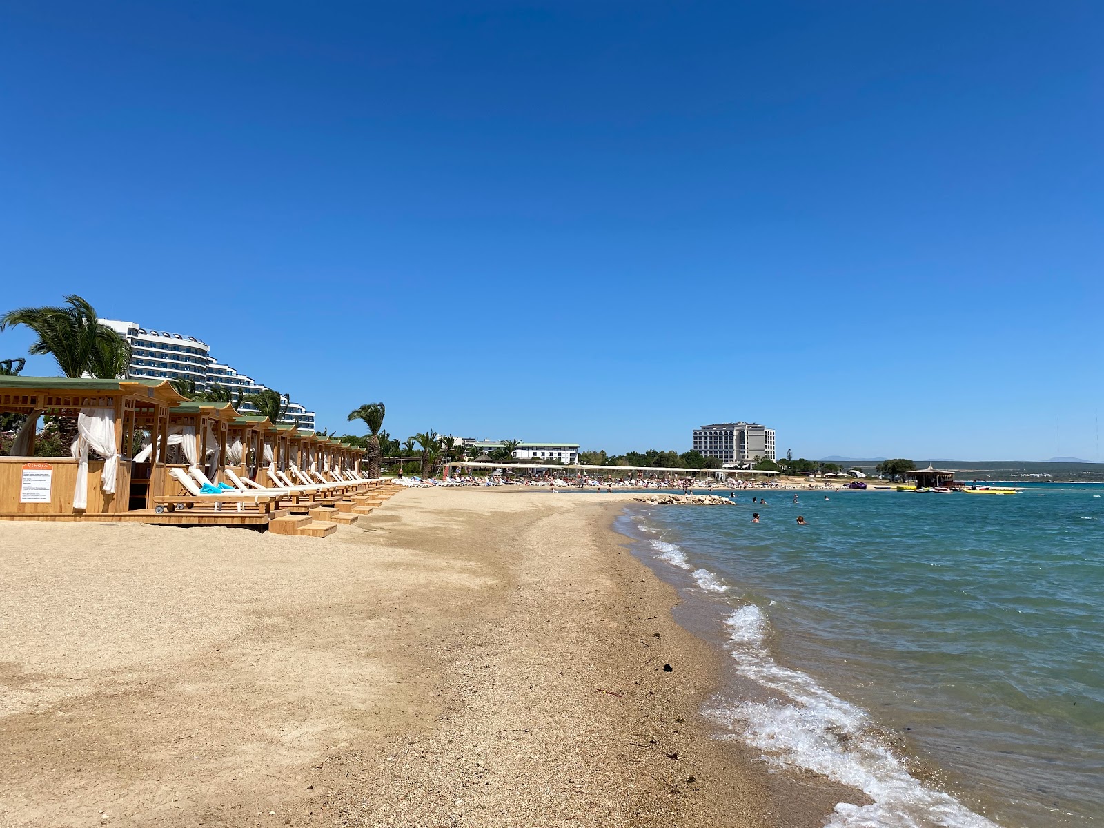 Foto de Venosa Beach con arena beige superficie