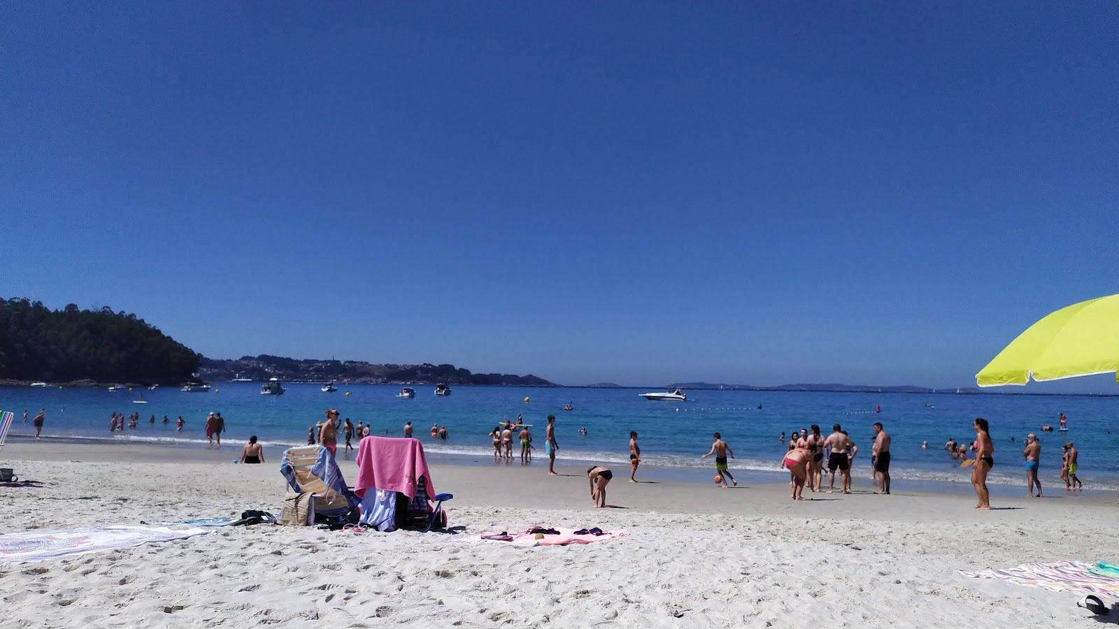 Praia de Lapaman的照片 带有碧绿色纯水表面