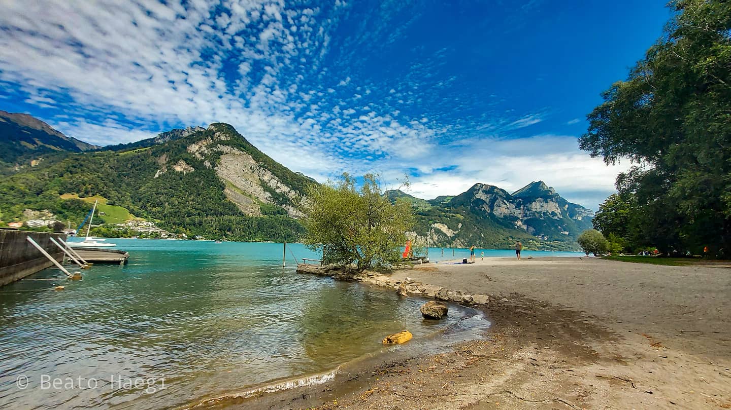 Foto de Gasi Strand respaldado por acantilados