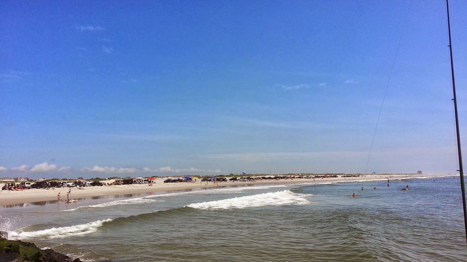 Brigantine Jetty Beach的照片 带有碧绿色纯水表面