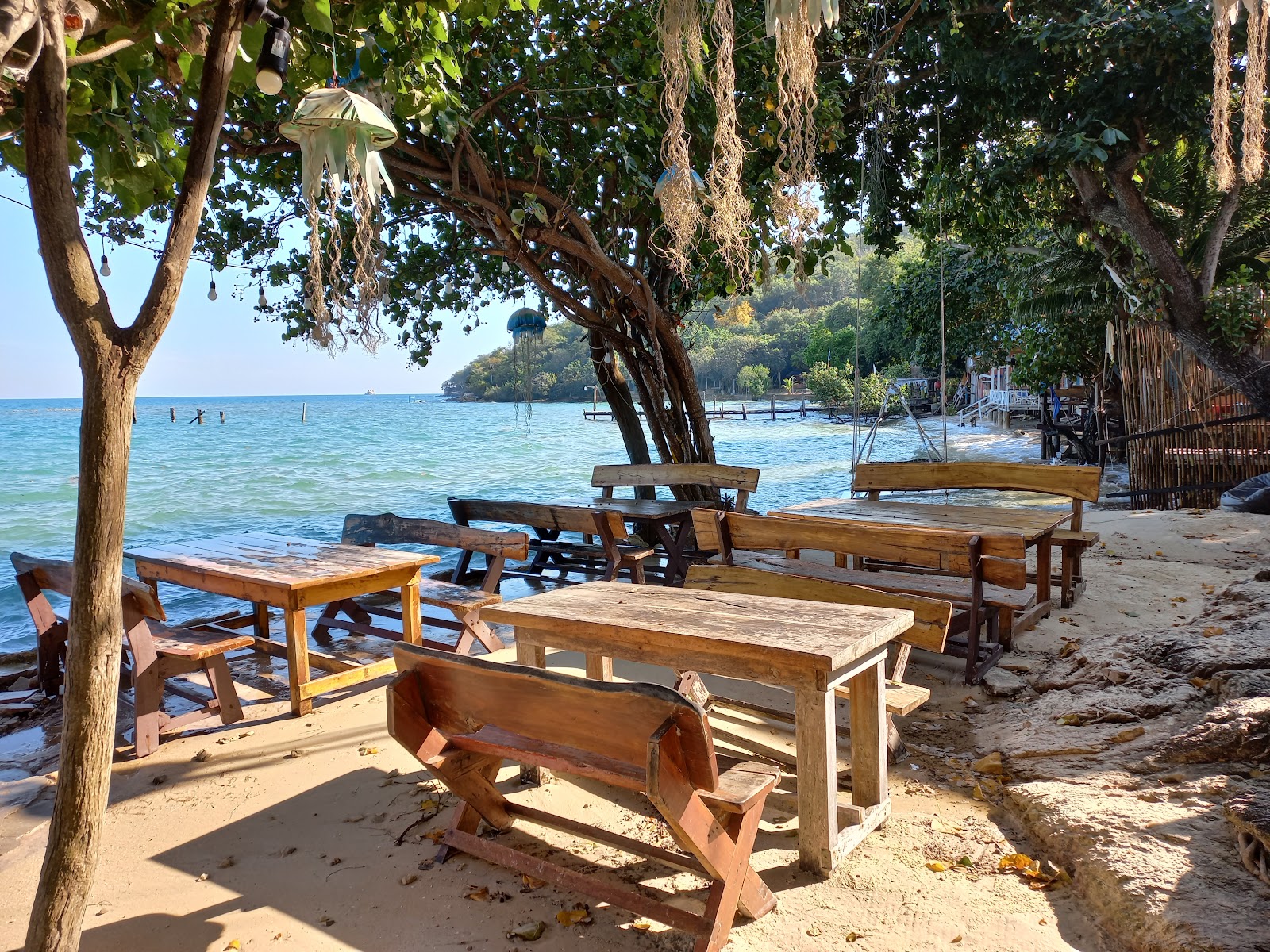 Foto af Wai Beach II bakket op af klipperne