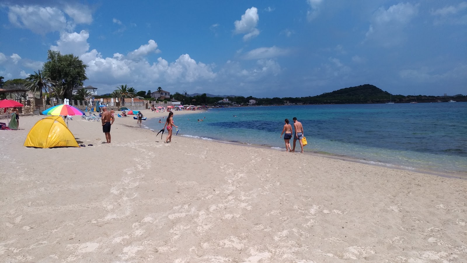 Fotografija Fichi Plaža in naselje