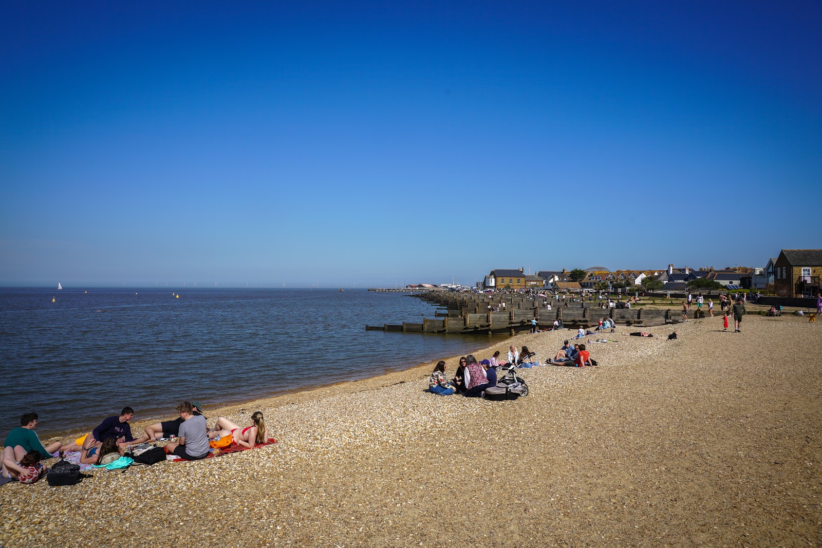 Fotografie cu Plaja Whitstable cu o suprafață de pietricele beige