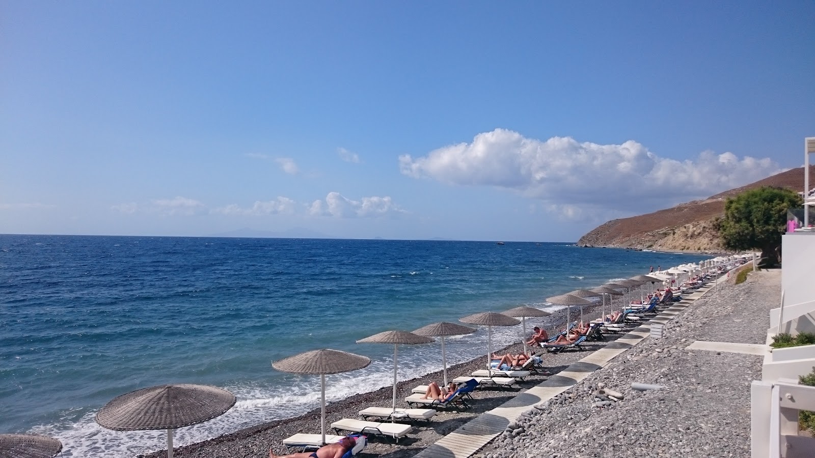 Foto van Agios Fokas Kos met grijze kiezel oppervlakte