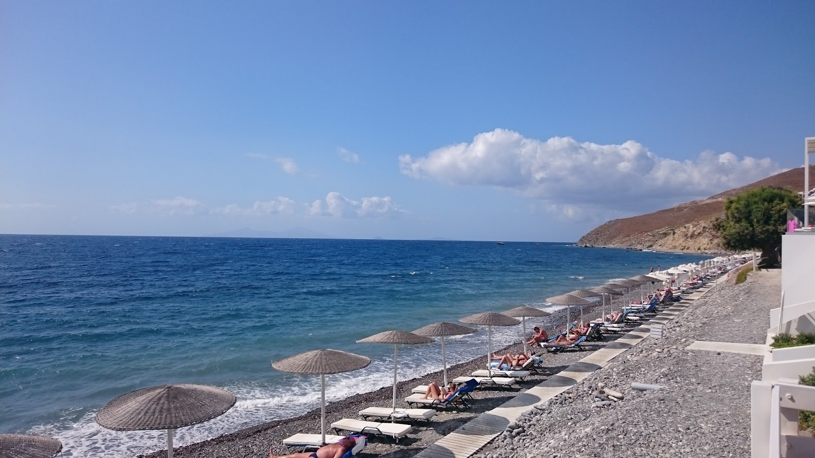 Foto di Agios Fokas Kos con una superficie del ciottoli grigi