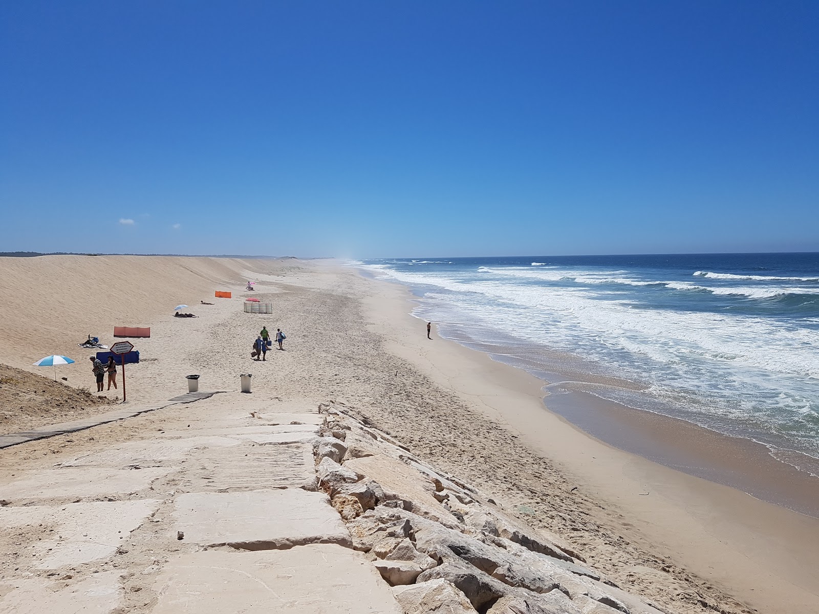 Fotografija Praia da Leirosa z svetel fin pesek površino