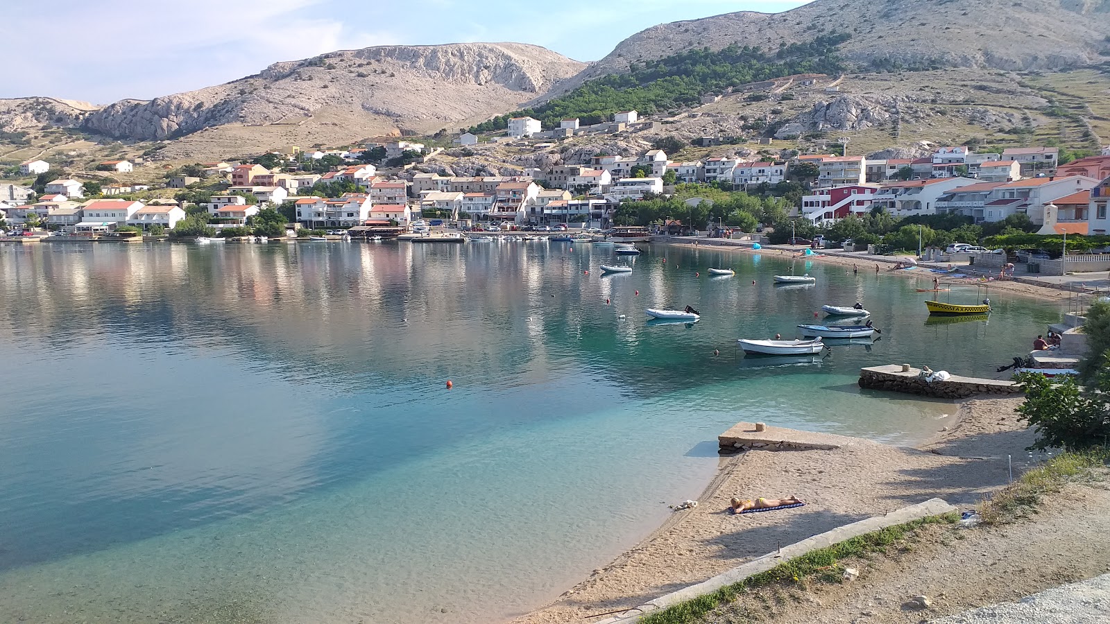 Foto von Metajna beach von Klippen umgeben