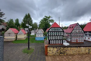 Kindereisenbahn und Miniaturdorf image