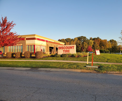 Tire Shop «Discount Tire», reviews and photos, 120 Avon Village Pkwy, Avon, IN 46123, USA