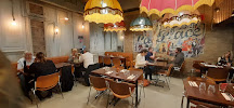 Atmosphère du Restaurant The Place to...Wagram - Resto Pub à Paris - n°12