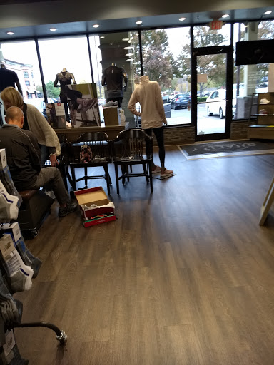 Shoe Store «New Balance Kansas City», reviews and photos, 6607 W 119th St, Leawood, KS 66209, USA